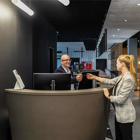 Ibis Airport Hotell 3*