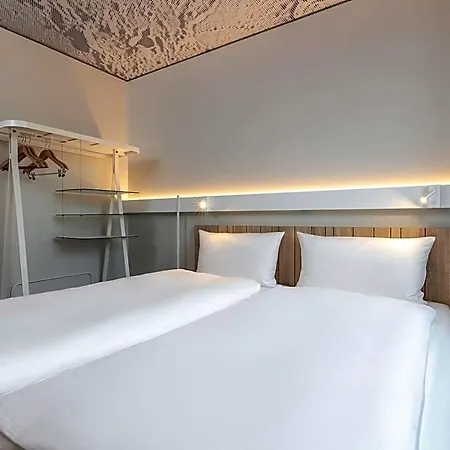 Hotel Ibis Airport 3*